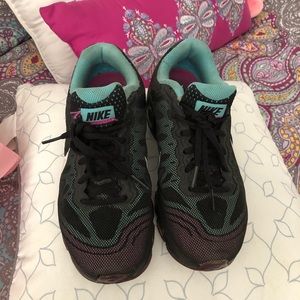 Very Nike tennis shoes